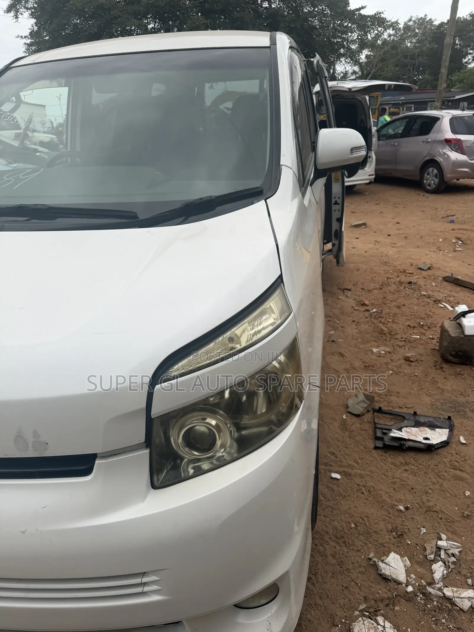 Toyota Voxy V 2WD 8-Seater 2010 White
