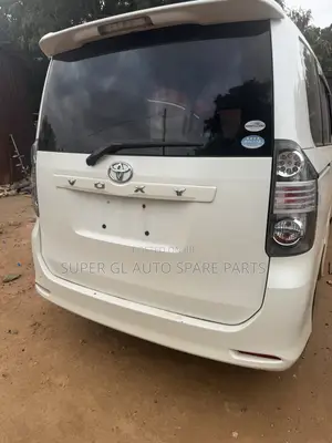 Toyota Voxy V 2WD 8-Seater 2010 White