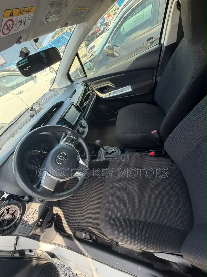 Toyota Vitz 2015 White
