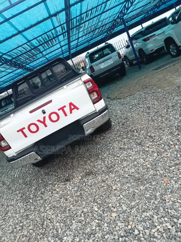 Toyota Hilux 2024 White