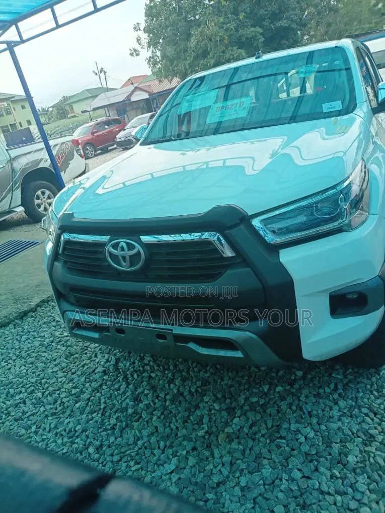 Toyota Hilux 2024 White
