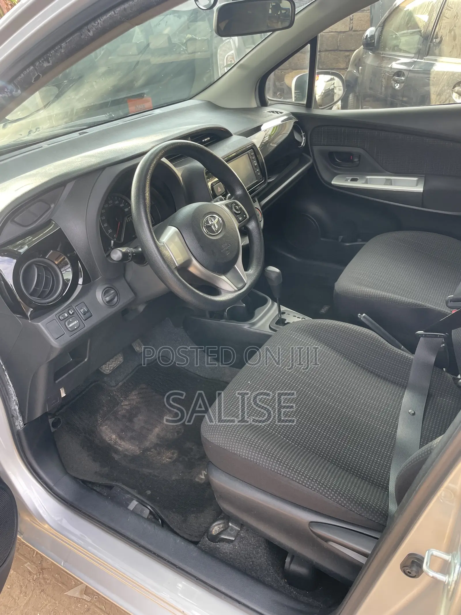 Toyota Vitz 1.3 FWD 5dr 2015 Silver