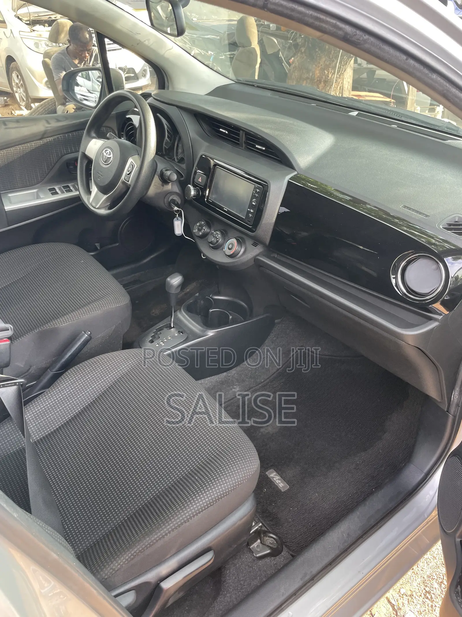 Toyota Vitz 1.3 FWD 5dr 2015 Silver