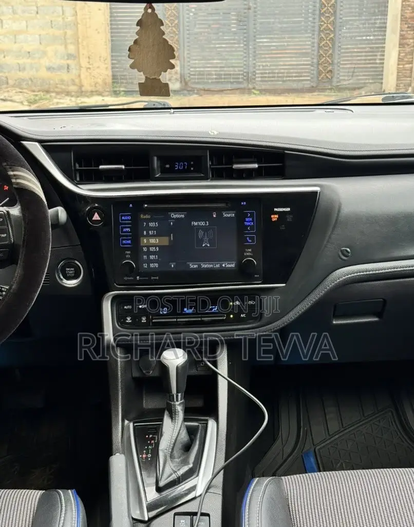 Toyota Corolla SE Special Edition 4dr Sedan (1.8L 4cyl CVT) 2017 Gray