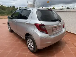 Toyota Vitz 2015 Silver