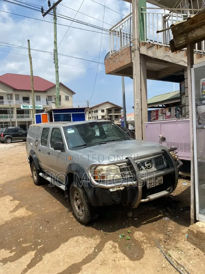 Nissan Hardbody 2012 Gray