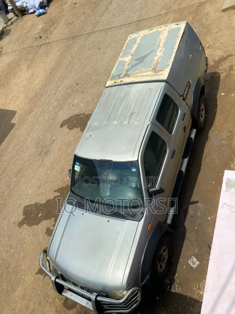 Nissan Hardbody 2012 Gray