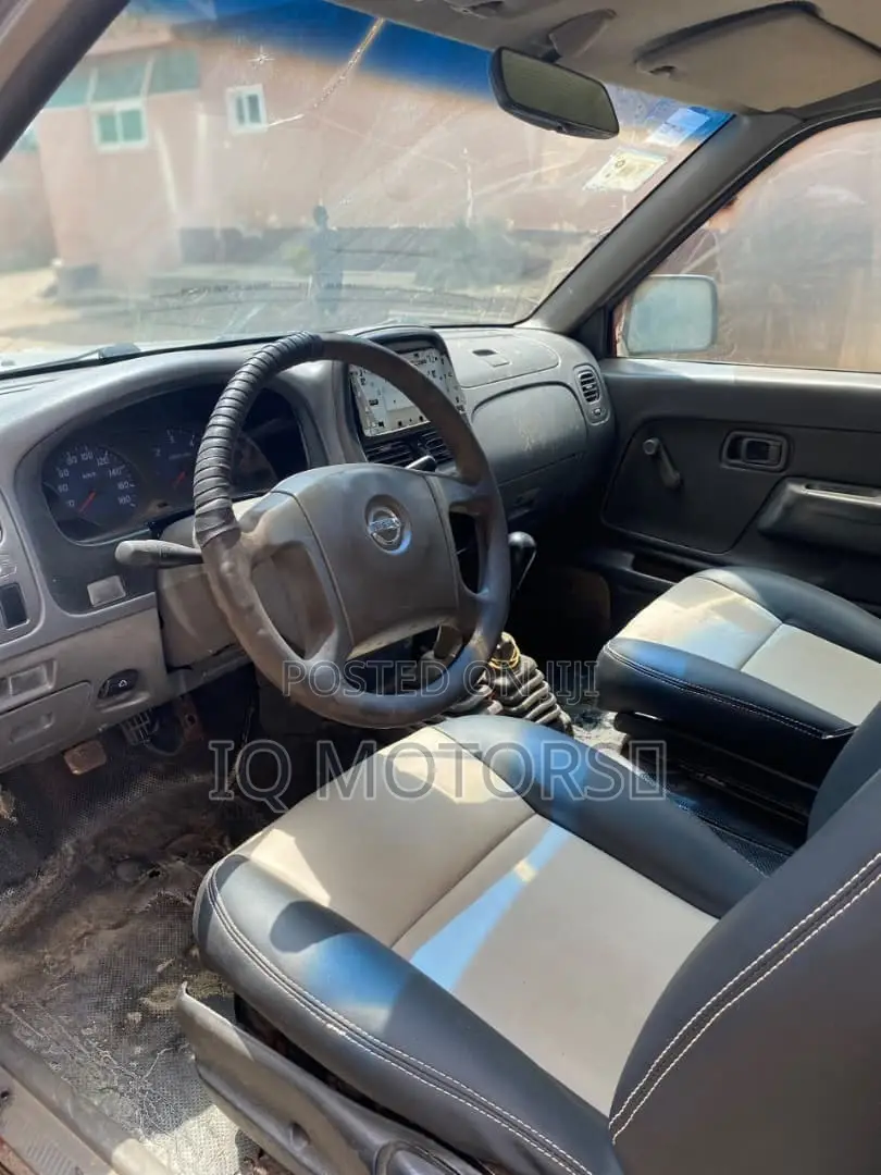 Nissan Hardbody 2012 Gray