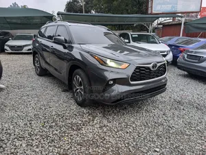 Toyota Highlander XLE 2022 Gray