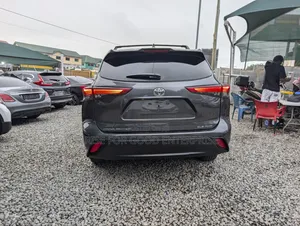Toyota Highlander XLE 2022 Gray