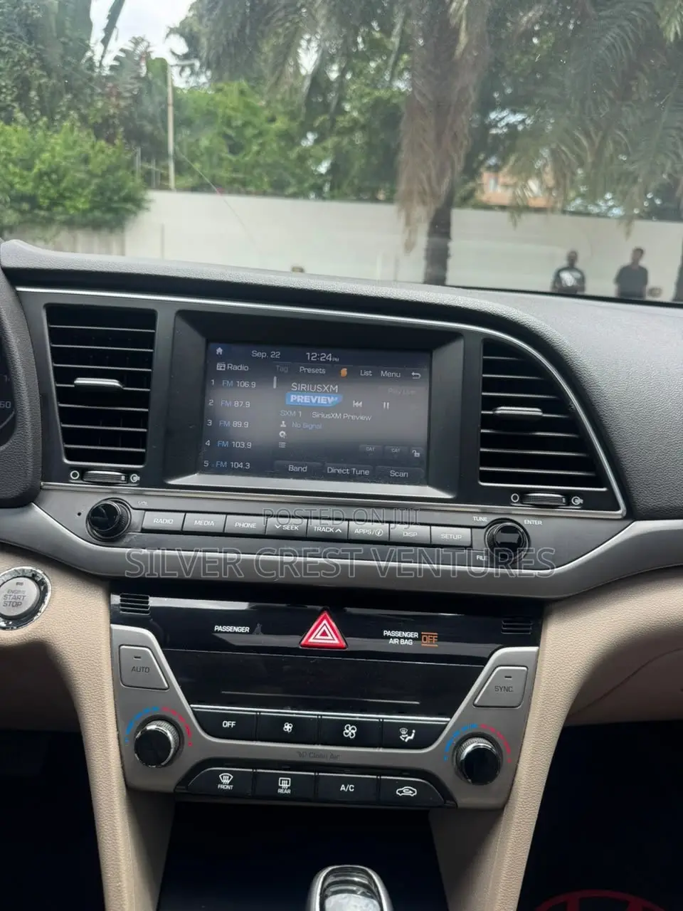 Hyundai Elantra Limited Sedan FWD (2.0L 4cyl 6A) 2017 Gold