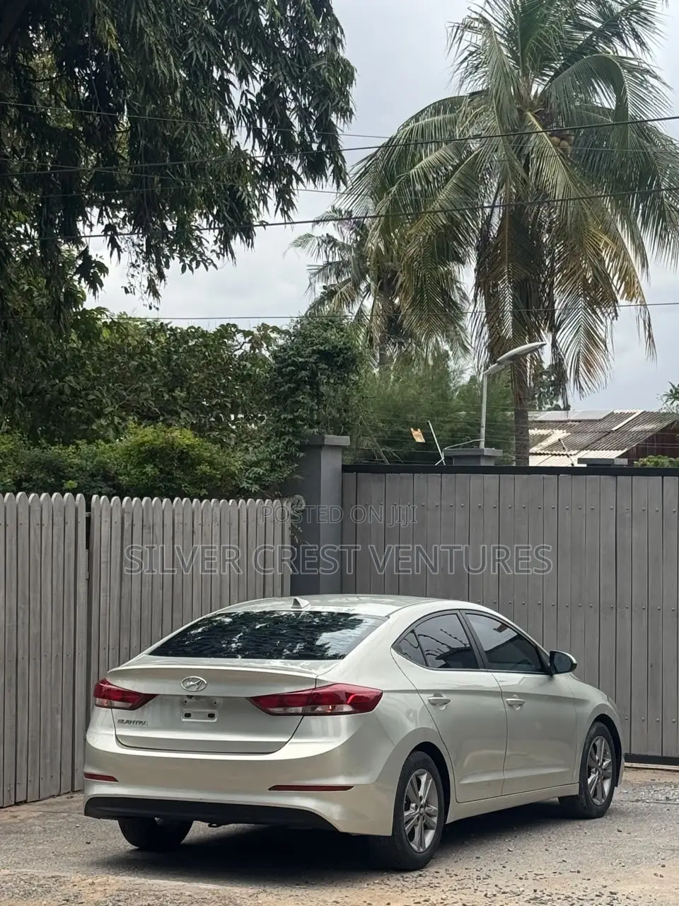 Hyundai Elantra Limited Sedan FWD (2.0L 4cyl 6A) 2017 Gold
