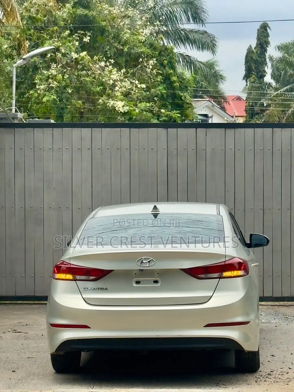 Hyundai Elantra Limited Sedan FWD (2.0L 4cyl 6A) 2017 Gold