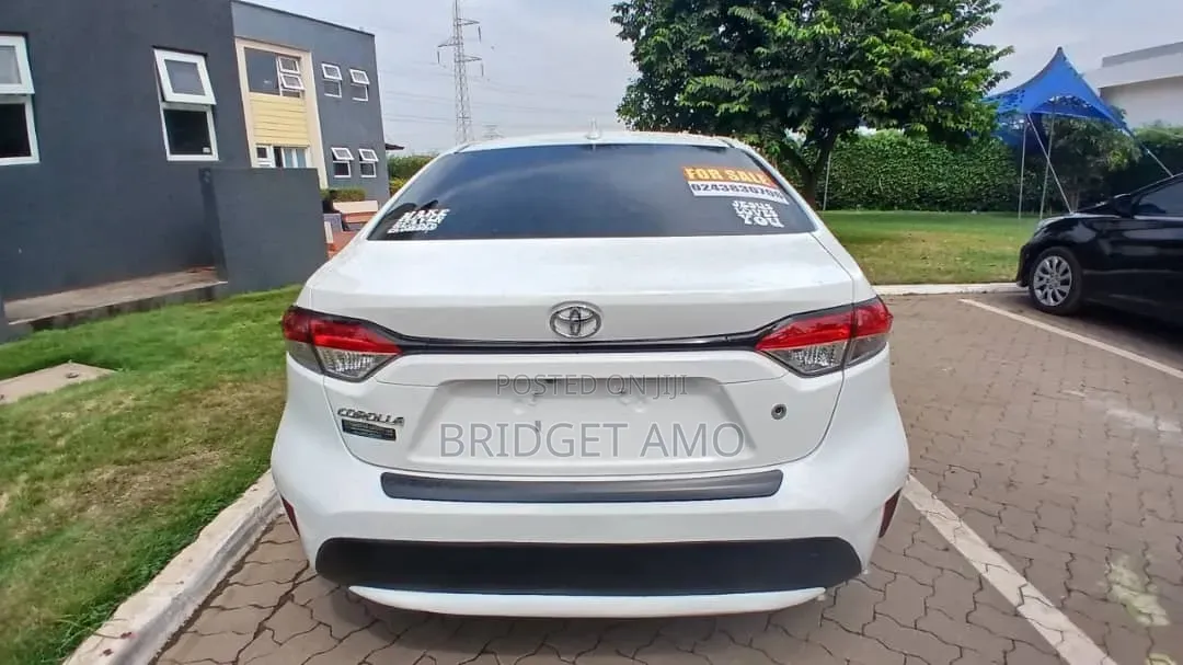 Toyota Corolla LE 2020 White