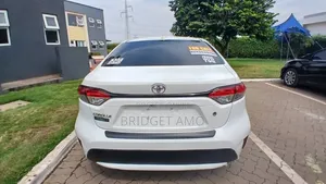 Toyota Corolla LE 2020 White