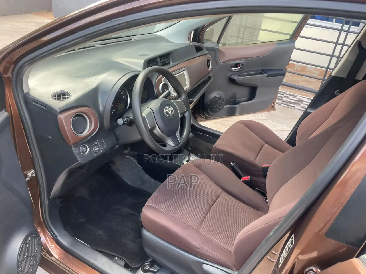 Toyota Vitz 1.3 AWD 3dr 2013 Brown