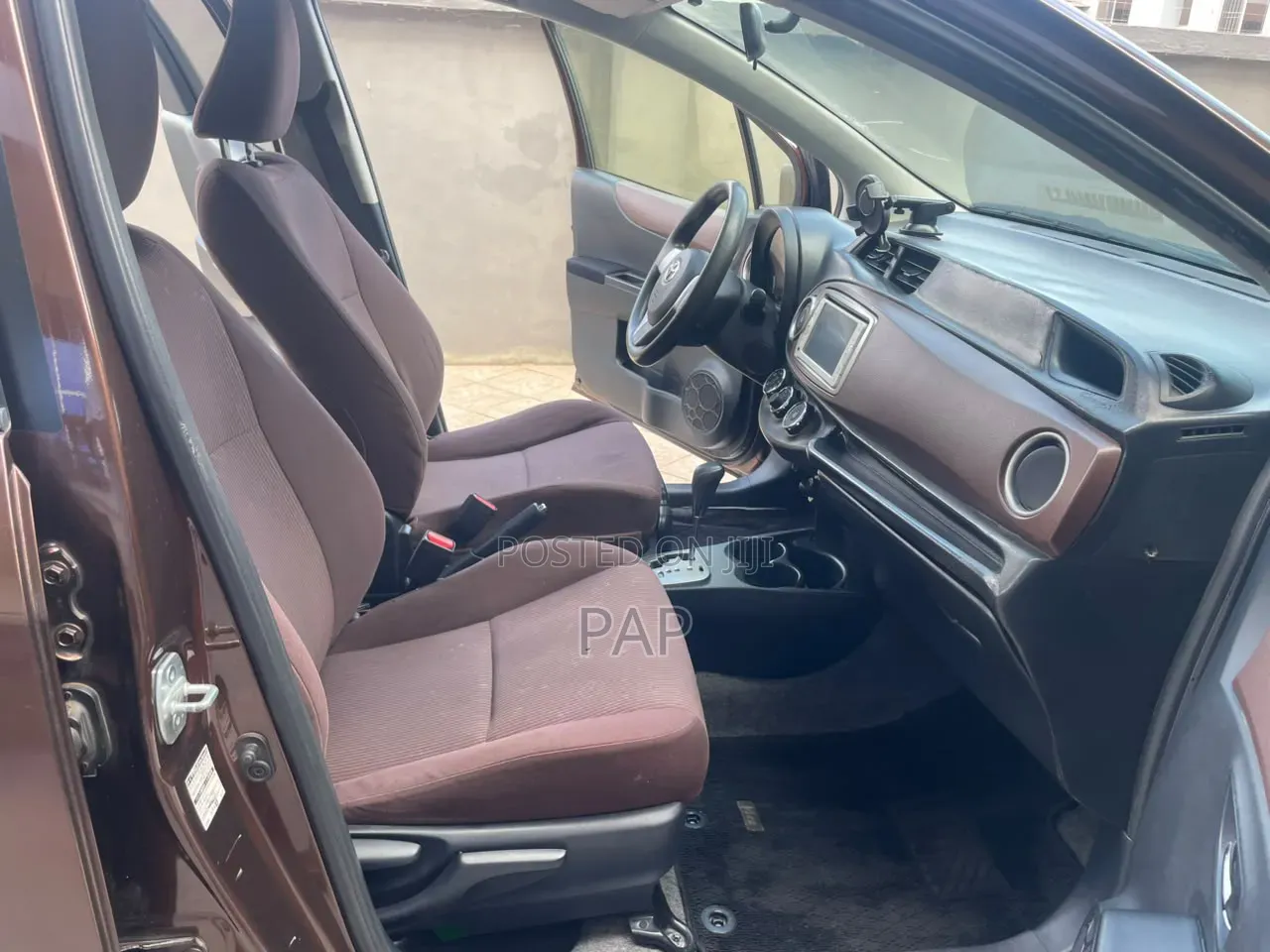 Toyota Vitz 1.3 AWD 3dr 2013 Brown
