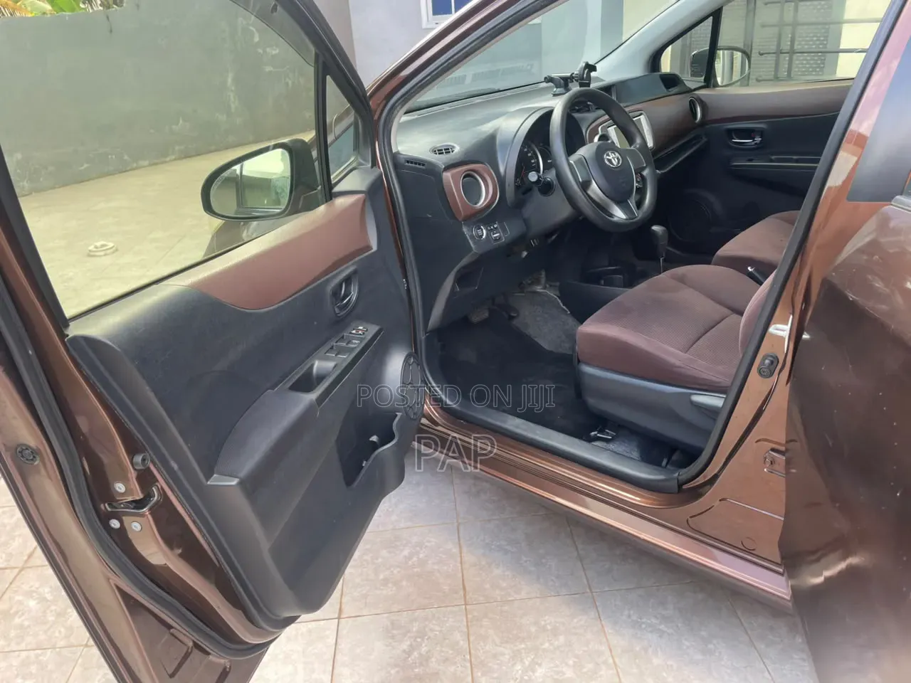 Toyota Vitz 1.3 AWD 3dr 2013 Brown