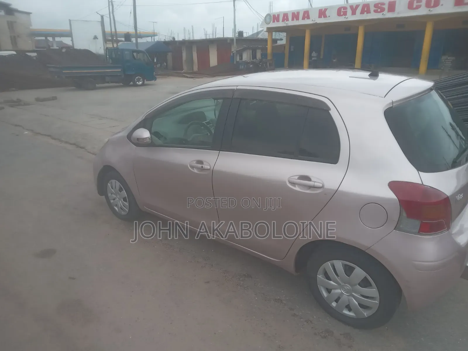 Toyota Vitz 2010 Silver