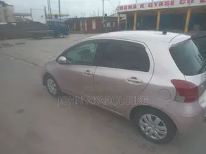 Toyota Vitz 2010 Silver