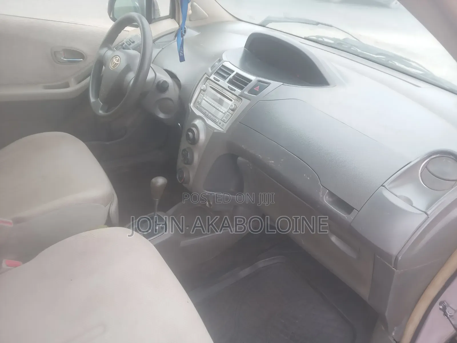 Toyota Vitz 2010 Silver