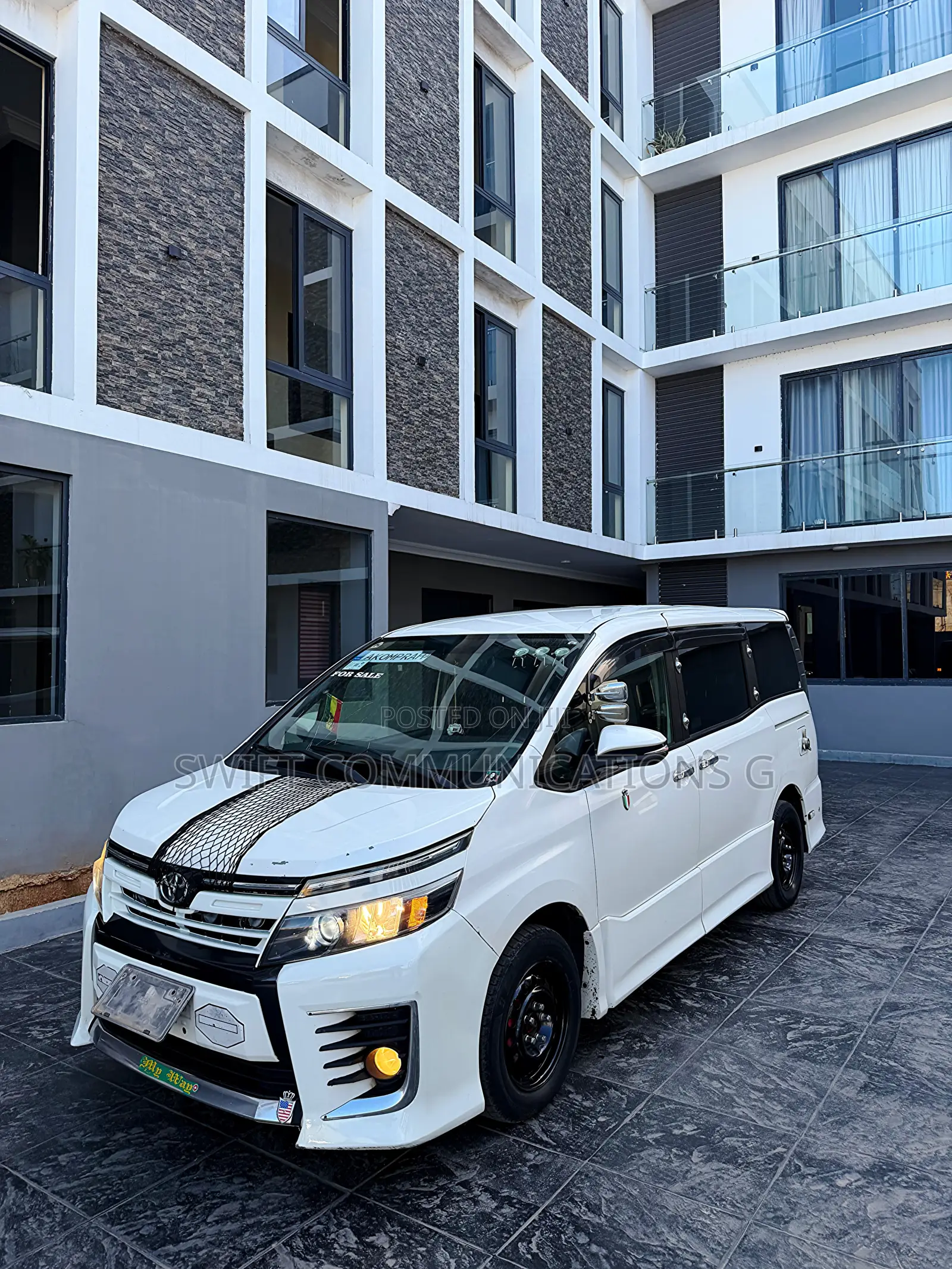 Toyota Voxy V 4WD 8-Seater 2015 White