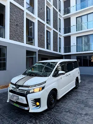 Toyota Voxy V 4WD 8-Seater 2015 White