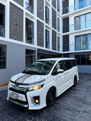 Toyota Voxy V 4WD 8-Seater 2015 White