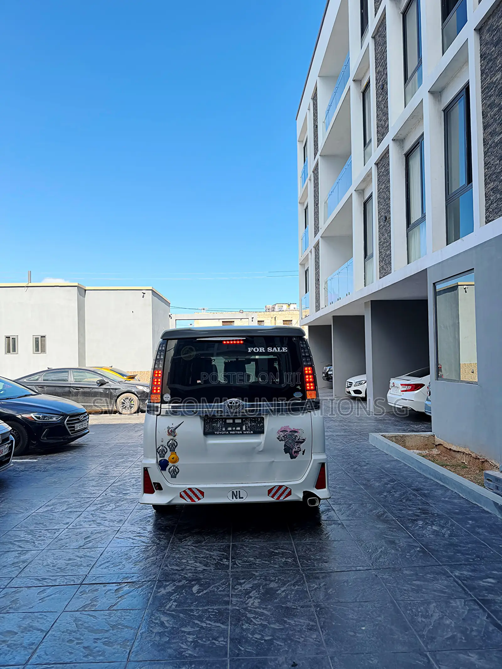 Toyota Voxy V 4WD 8-Seater 2015 White