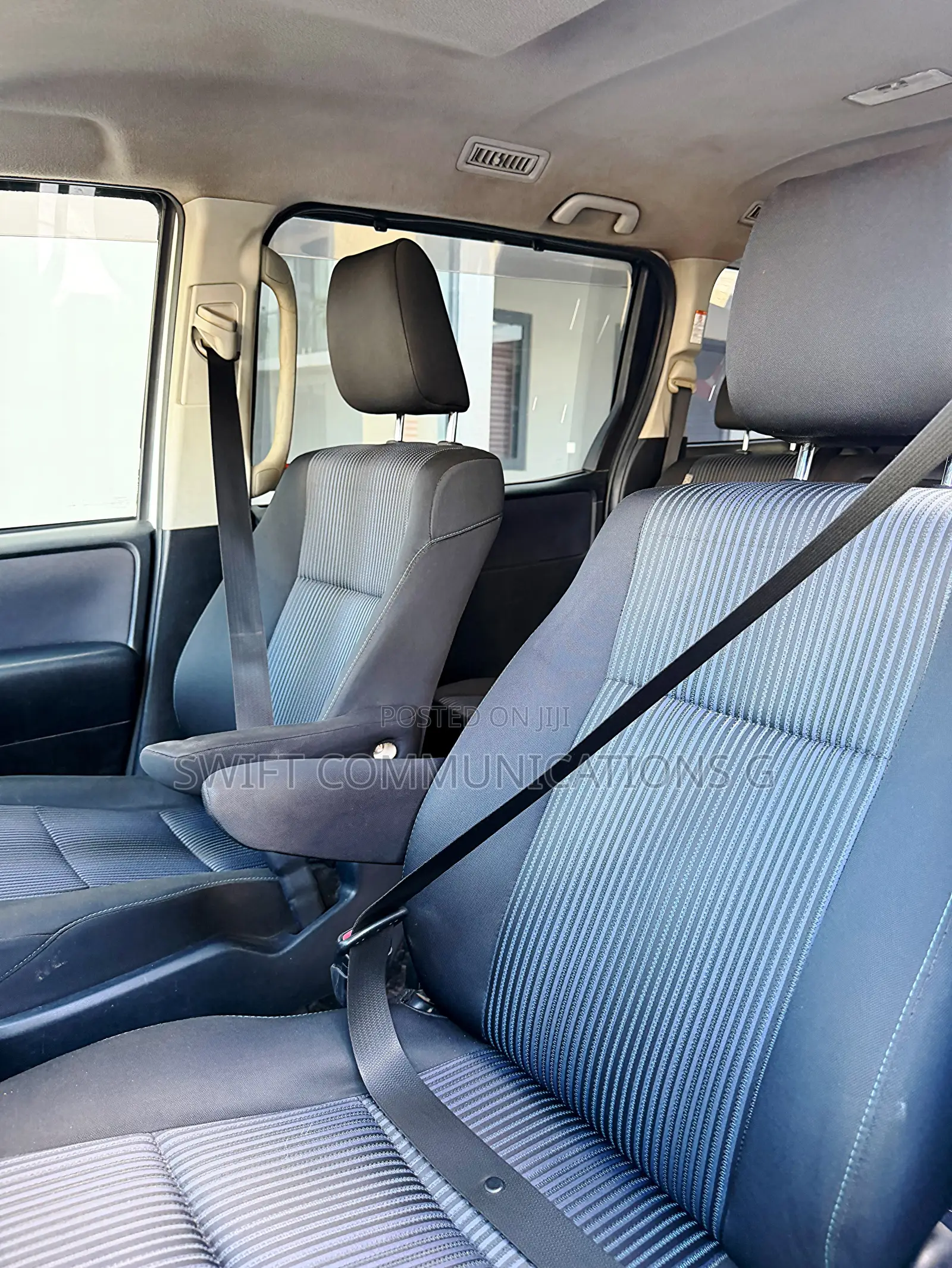 Toyota Voxy V 4WD 8-Seater 2015 White