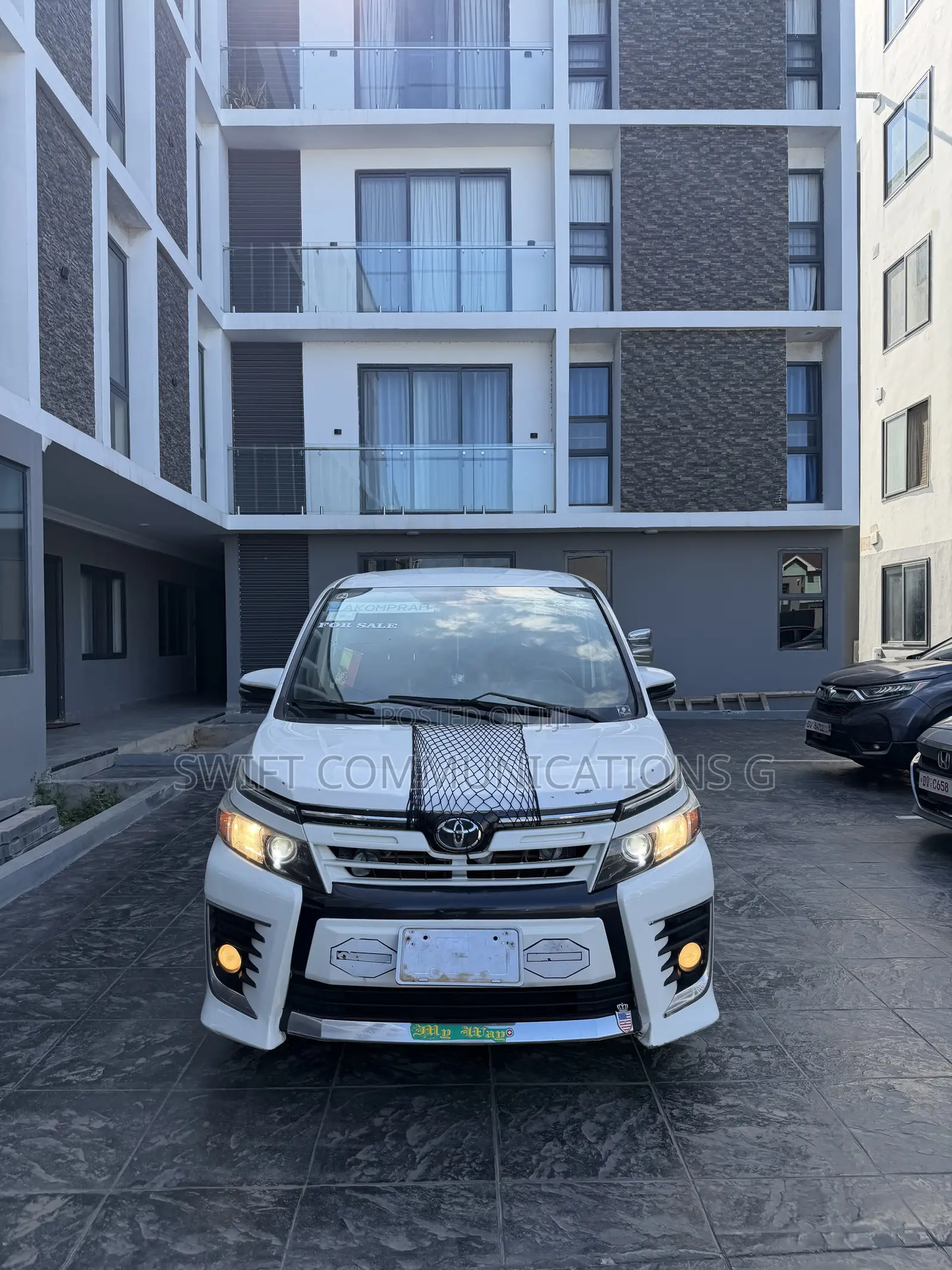 Toyota Voxy V 4WD 8-Seater 2015 White