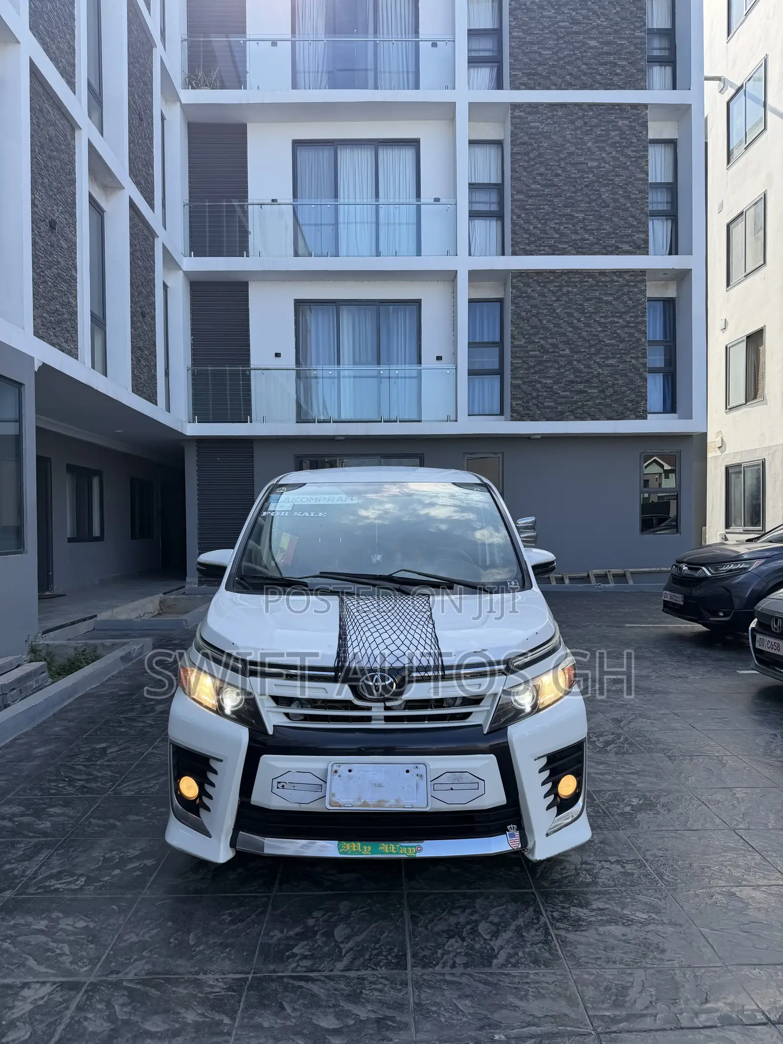 Toyota Voxy V 4WD 8-Seater 2015 White