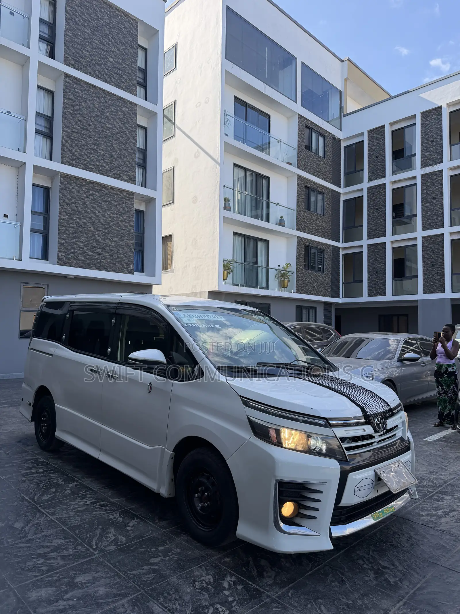 Toyota Voxy V 4WD 8-Seater 2015 White
