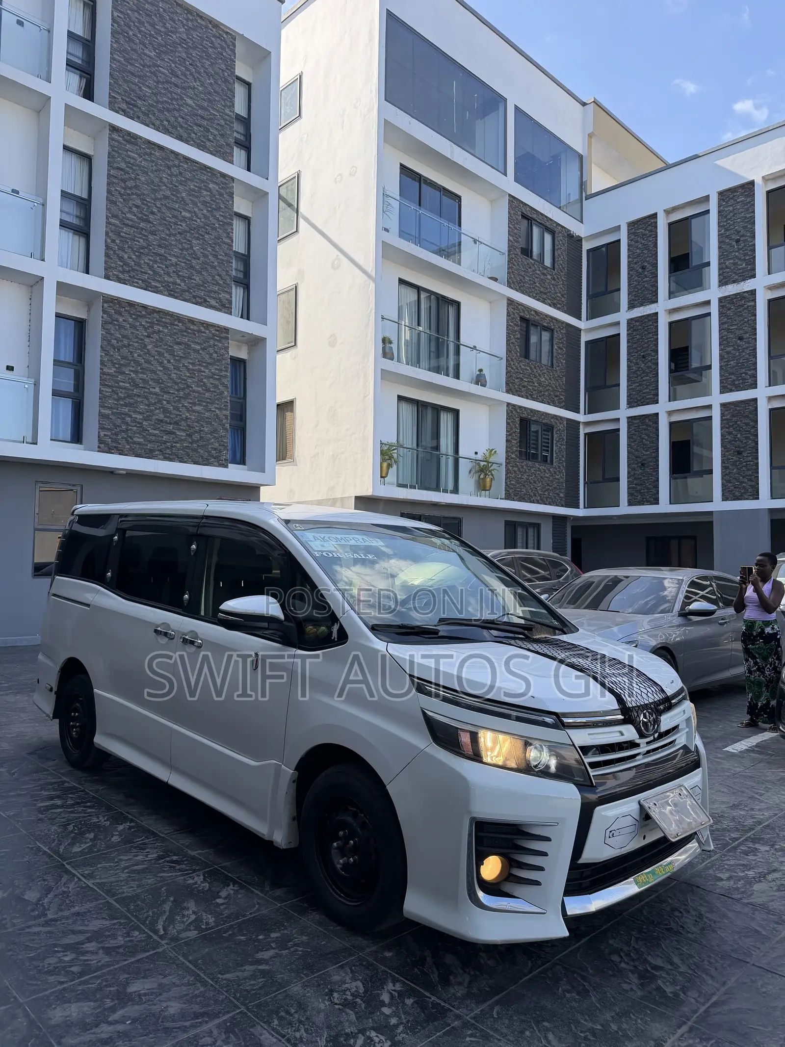 Toyota Voxy V 4WD 8-Seater 2015 White
