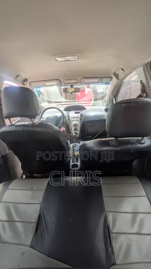 Toyota Vitz 2010 Silver