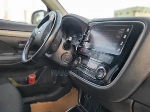 Mitsubishi Outlander SE FWD 2017 Red