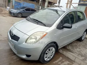 Toyota Yaris Base Hatchback 5dr 2010 Silver