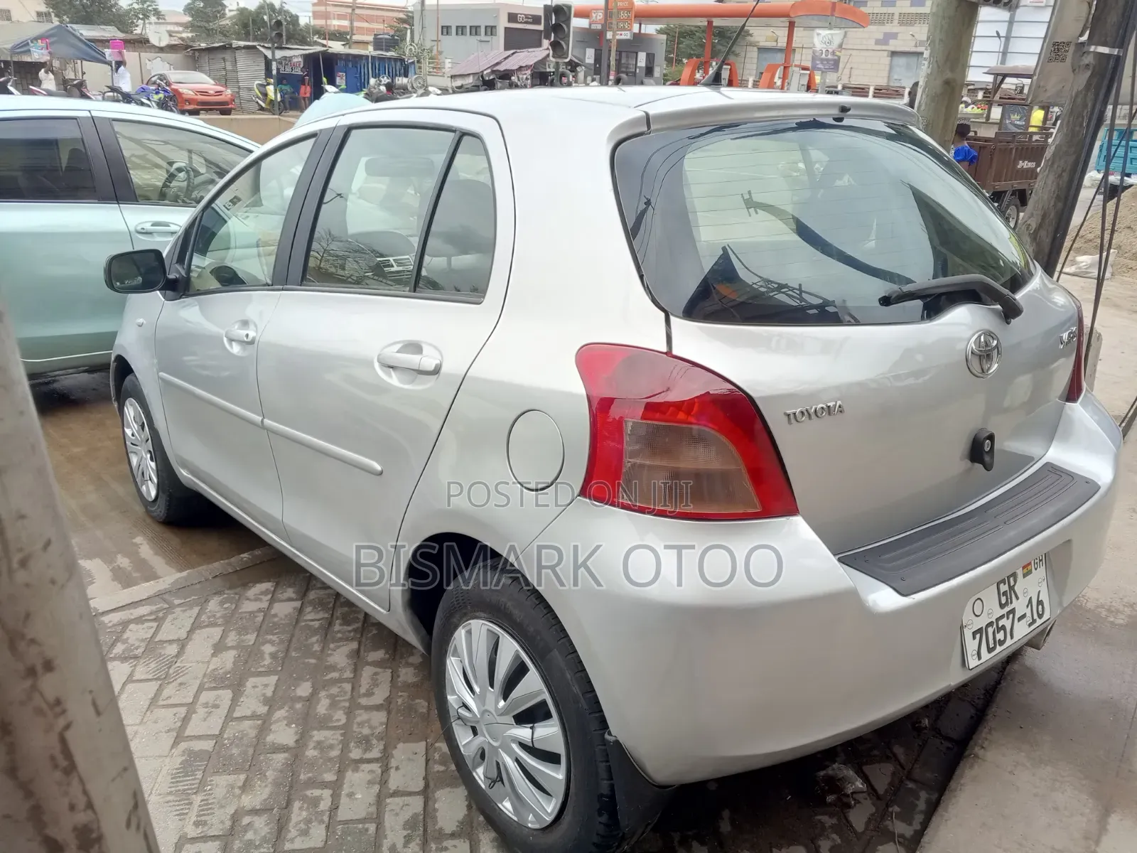 Toyota Yaris Base Hatchback 5dr 2010 Silver