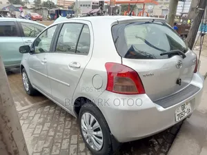 Toyota Yaris Base Hatchback 5dr 2010 Silver