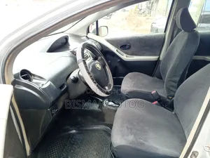 Toyota Yaris Base Hatchback 5dr 2010 Silver