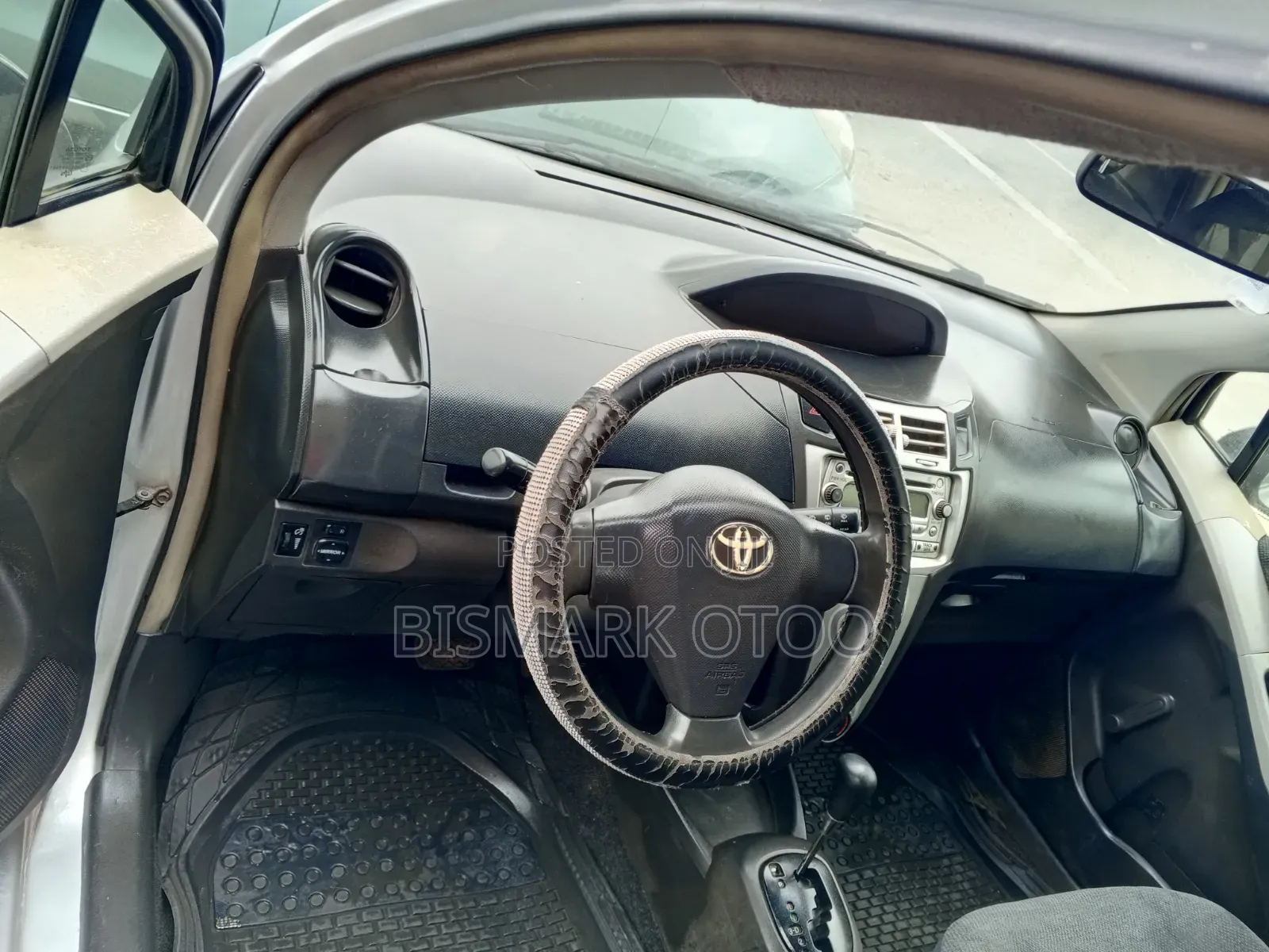 Toyota Yaris Base Hatchback 5dr 2010 Silver