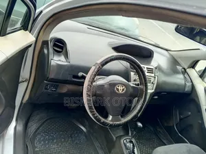 Toyota Yaris Base Hatchback 5dr 2010 Silver