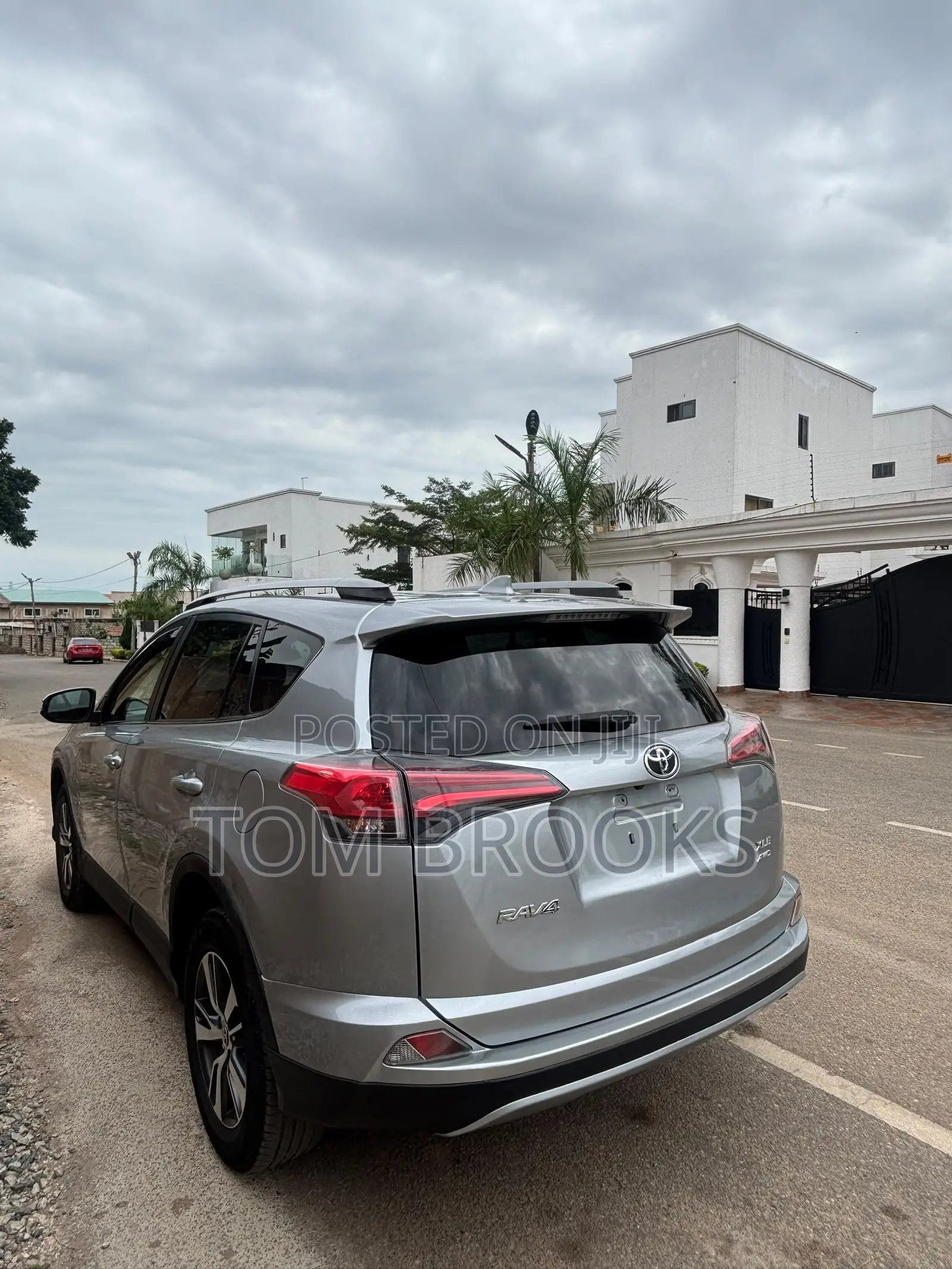 Toyota RAV4 XLE 4dr SUV AWD (2.5L 4cyl 6A) 2018 Silver