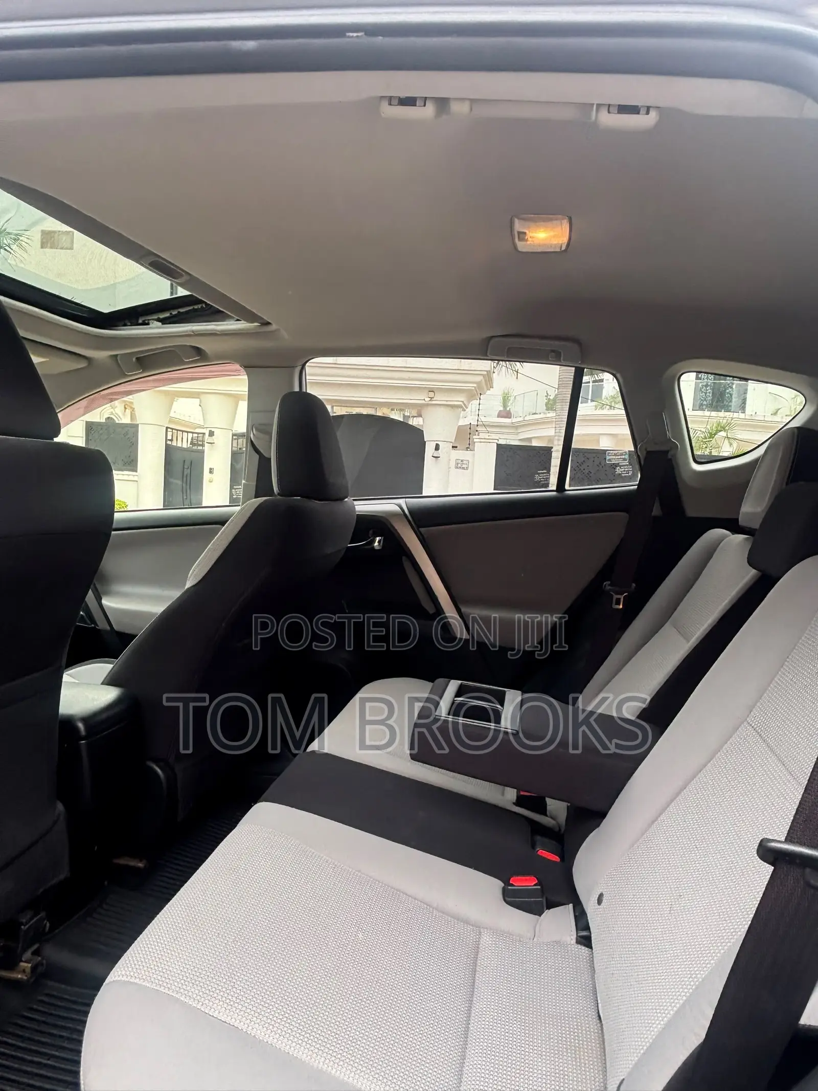 Toyota RAV4 XLE 4dr SUV AWD (2.5L 4cyl 6A) 2018 Silver