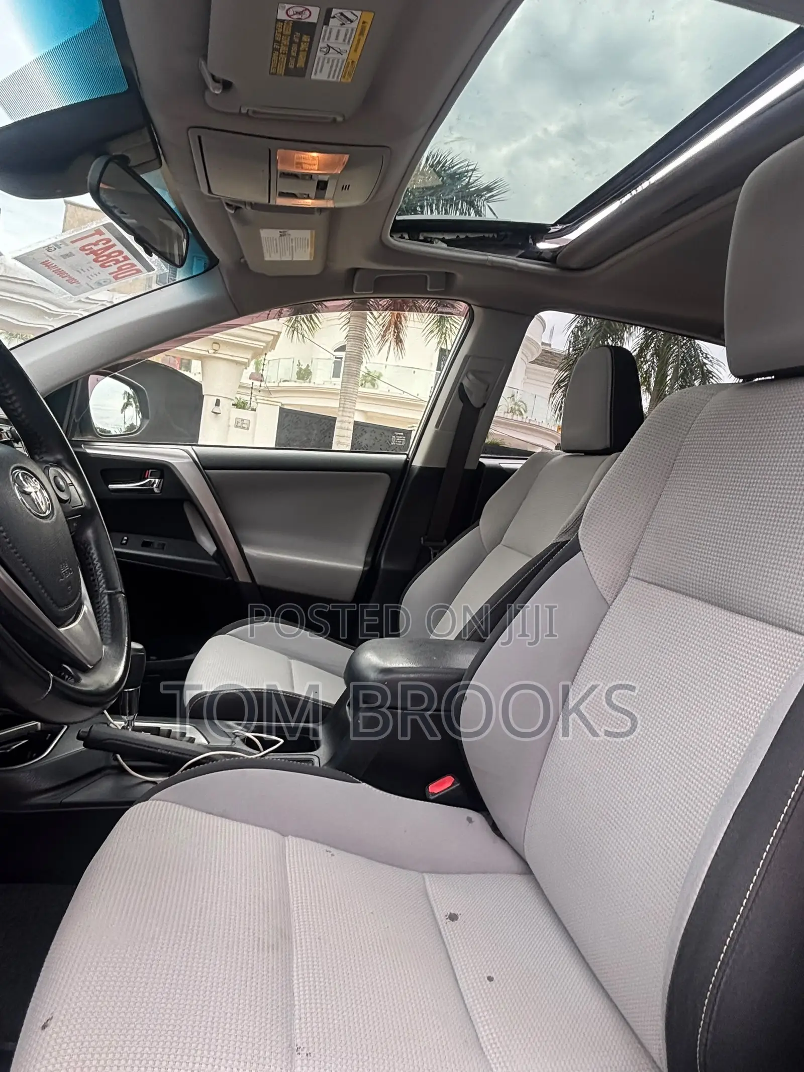 Toyota RAV4 XLE 4dr SUV AWD (2.5L 4cyl 6A) 2018 Silver