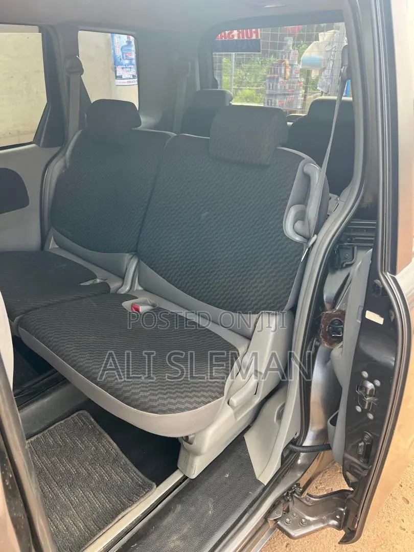Toyota Sienta 2012 Gold