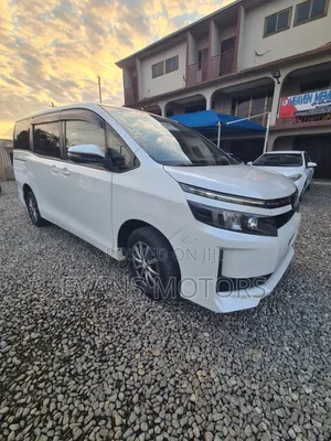 Toyota Voxy V 4WD 8-Seater 2016 White