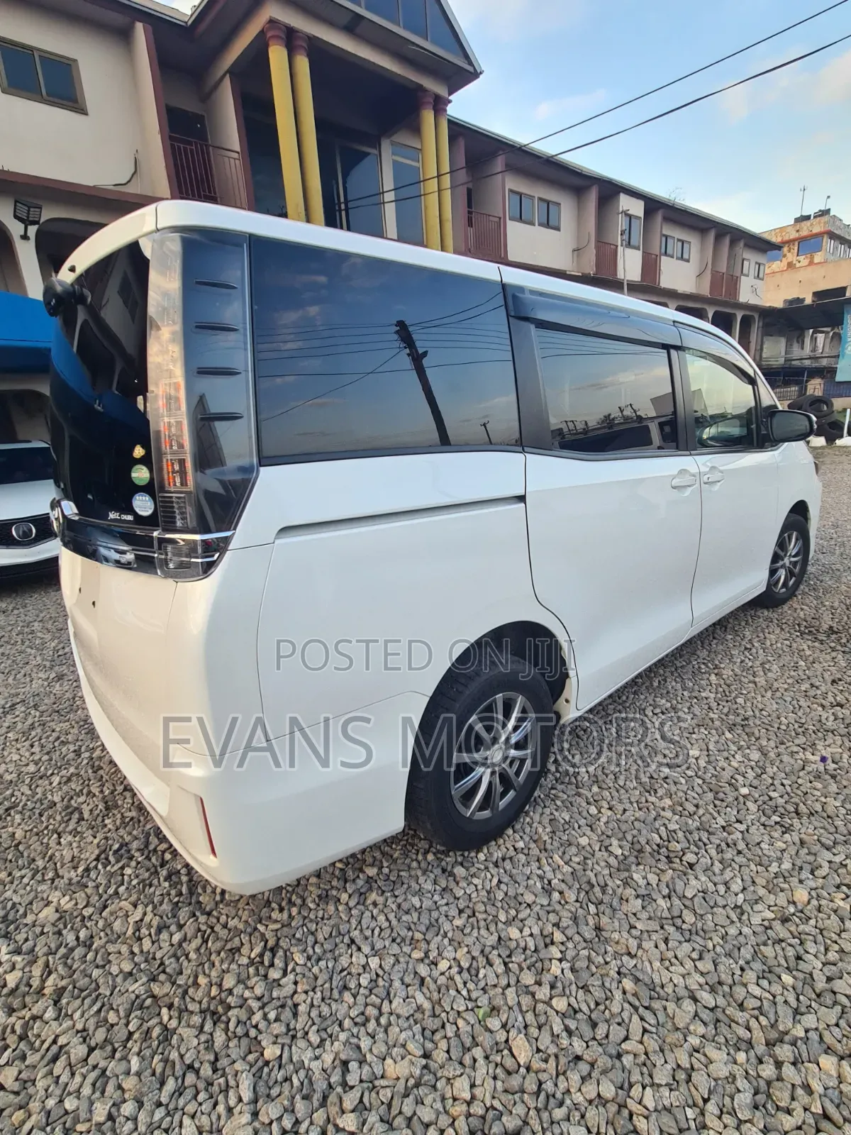 Toyota Voxy V 4WD 8-Seater 2016 White