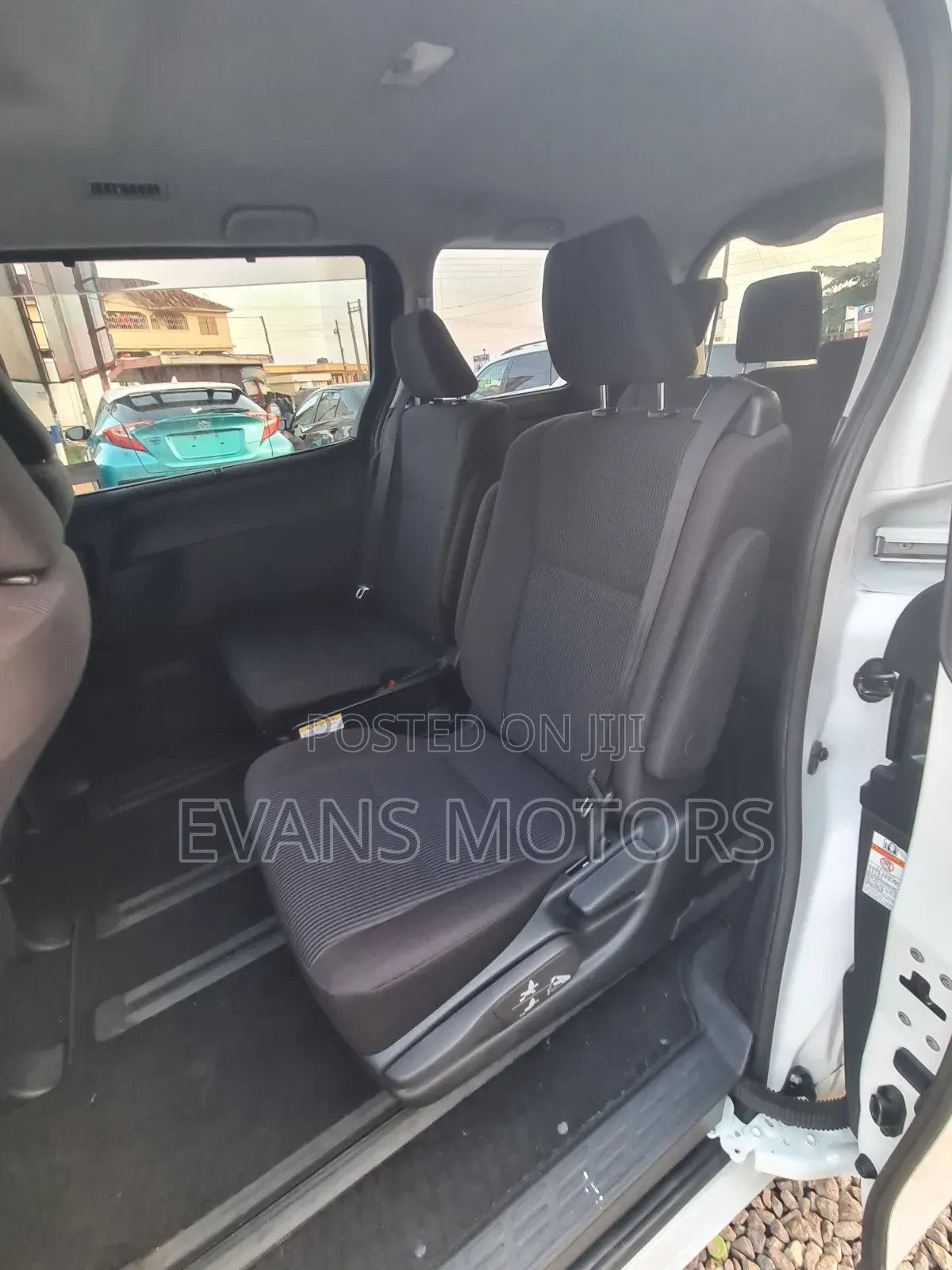 Toyota Voxy V 4WD 8-Seater 2016 White