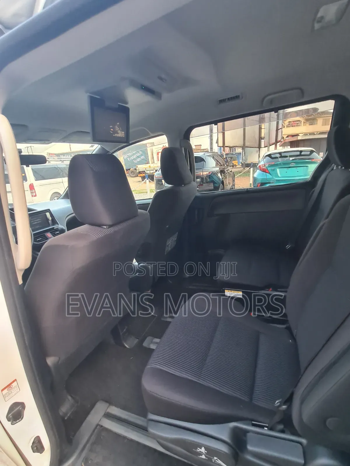 Toyota Voxy V 4WD 8-Seater 2016 White